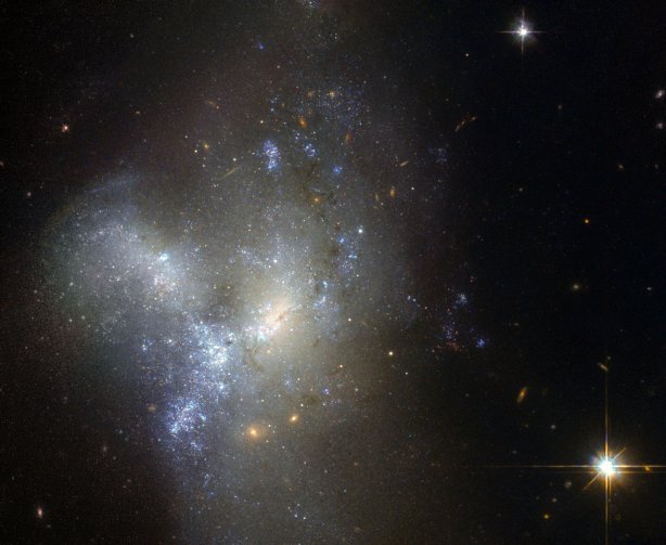 Хаббл зробив знімки галактики, яка народжується в сузір'ї Ерідана - фото 1