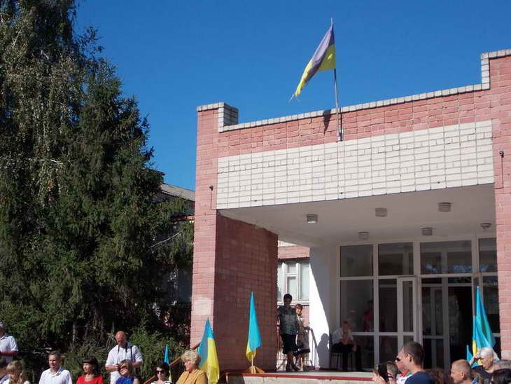 На Херсонщині шкільна лінійка відбулася під розірваним українським знаменом - фото 2