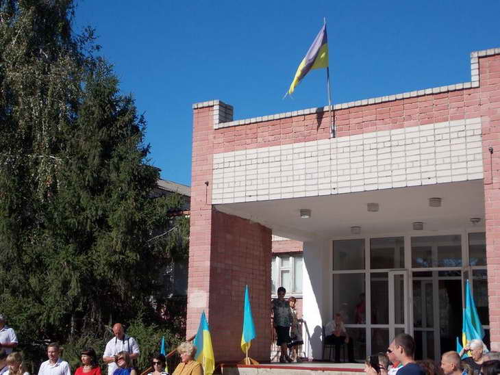 На Херсонщині шкільна лінійка відбулась під вщент розірваним українським знаменом На Херсонщині шкільна лінійка відбулася під розірваним українським знаменом - фото 2