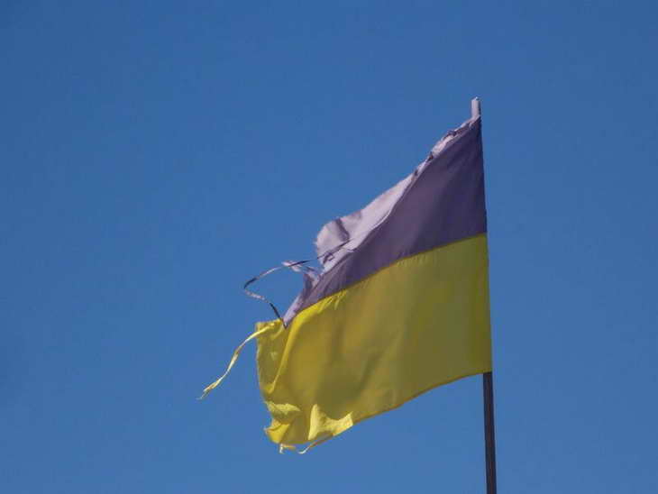 На Херсонщині шкільна лінійка відбулася під розірваним українським знаменом - фото 1