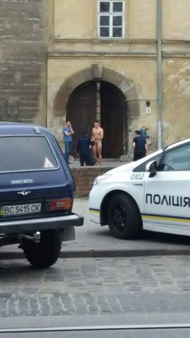 У центрі Львова затримали оголеного чоловіка - фото 1