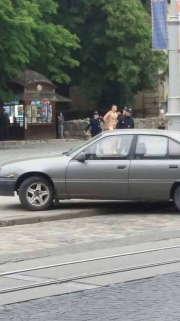 У центрі Львова затримали оголеного чоловіка - фото 2