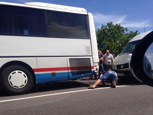 На Львівщині бус врізався у автобус із пасажирами (ФОТО) - фото 1