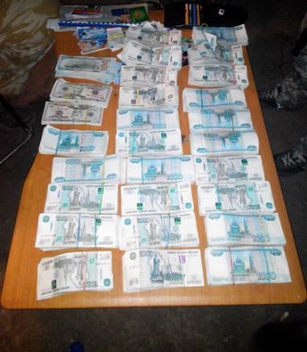 На Донеччині затримали водія, що віз готівку та банківські карти до "ДНР" (ФОТО) - фото 1