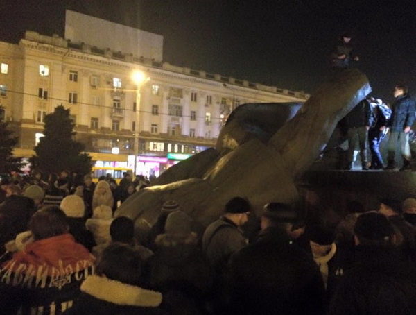 Повалення пам'ятника кату у Дніпропетровську відбулося - фото 1