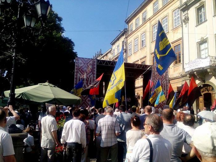 Як у Львові святкують один з днів незалежності (ФОТО, ВІДЕО) - фото 3