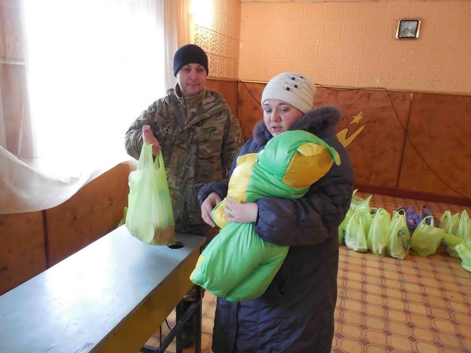 У штабі АТО розповіли, як українські військові дбають про мирних ж Донбасу - фото 5