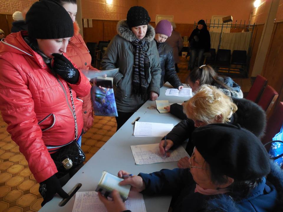 У штабі АТО розповіли, як українські військові дбають про мирних ж Донбасу - фото 4