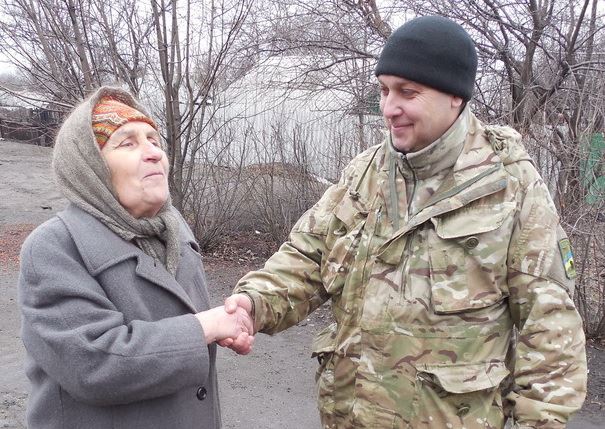 У штабі АТО розповіли, як українські військові дбають про мирних ж Донбасу - фото 3