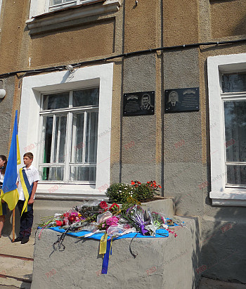 У Бердянській школі відкрили меморіальні дошки випускникам, які загинули в зоні АТО - фото 1