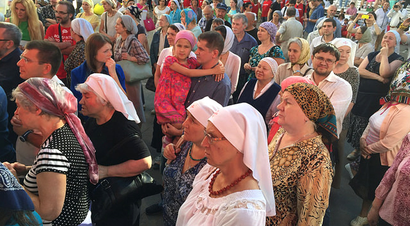 Як московські попи з озвірілим натовпом бабусь влаштували погром на концерті радіостанції (ФОТО, ВІДЕО) - фото 4
