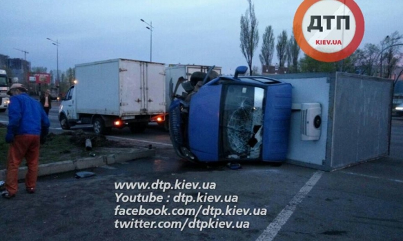 У Києві зіткнулися дві вантажівки, обидва водії були п'яні - фото 1
