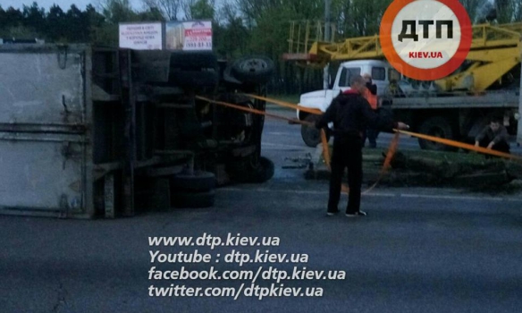 У Києві зіткнулися дві вантажівки, обидва водії були п'яні - фото 2