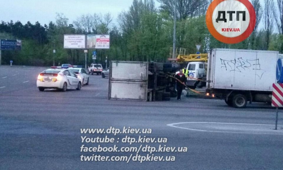 У Києві зіткнулися дві вантажівки, обидва водії були п'яні - фото 3