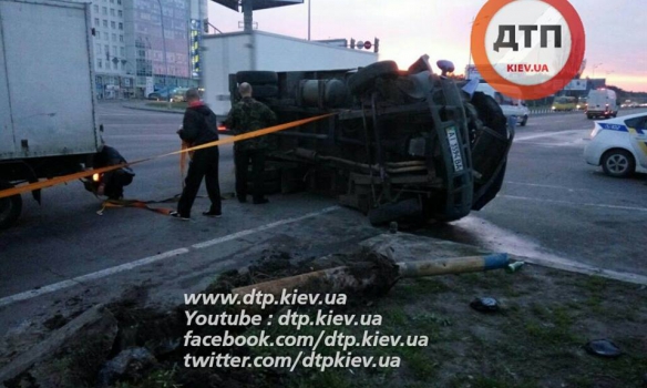 У Києві зіткнулися дві вантажівки, обидва водії були п'яні - фото 5