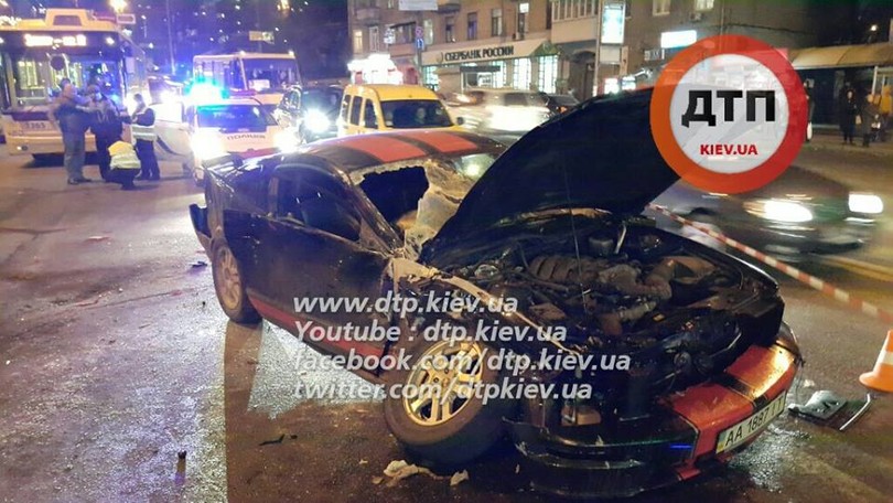 В Києві лоб в лоб зіткнулися маршрутка з Ford Mustang: 8 постраждалих - фото 1