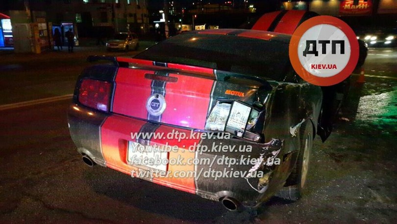 В Києві лоб в лоб зіткнулися маршрутка з Ford Mustang: 8 постраждалих - фото 2