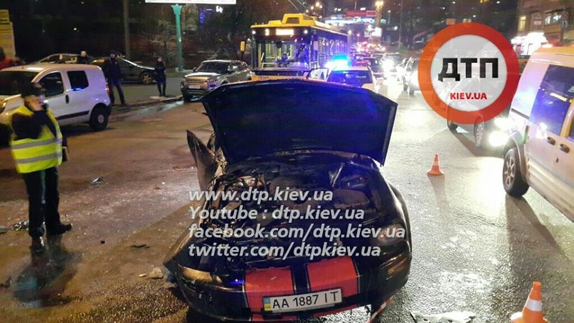 В Києві лоб в лоб зіткнулися маршрутка з Ford Mustang: 8 постраждалих - фото 3