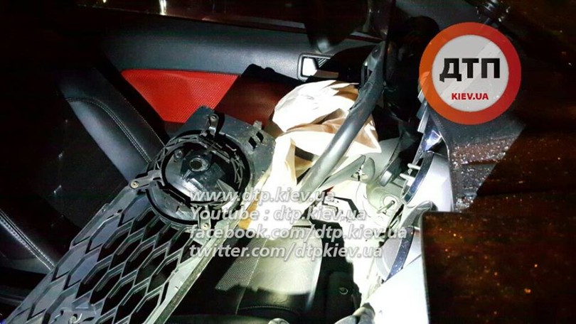 В Києві лоб в лоб зіткнулися маршрутка з Ford Mustang: 8 постраждалих - фото 4