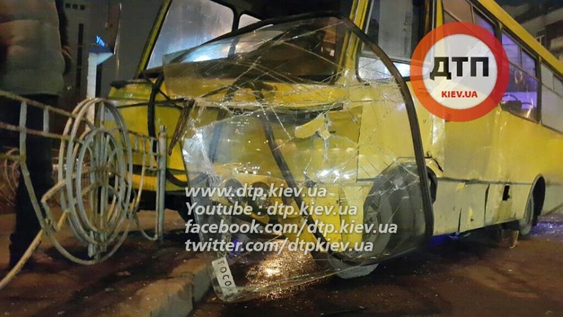 В Києві лоб в лоб зіткнулися маршрутка з Ford Mustang: 8 постраждалих - фото 5