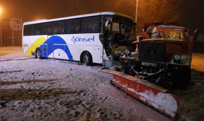 На Дніпропетровщині автобус врізався у снігоприбирач, є постраждалі - фото 1