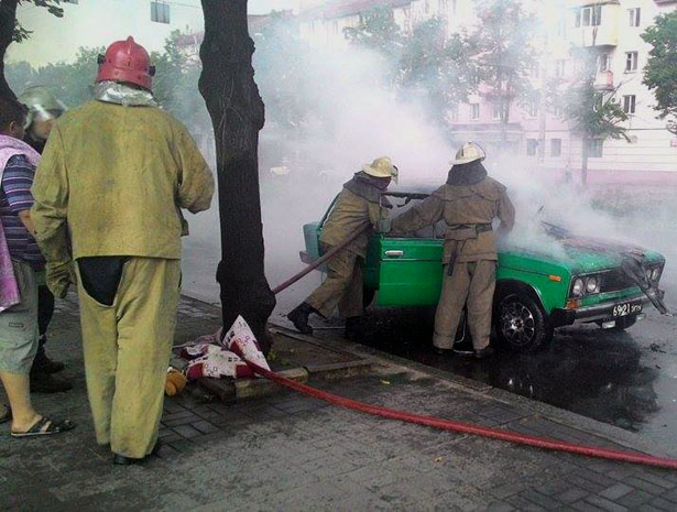 У центрі Запоріжжя загорілася машина, в якій знаходилась дитина (ФОТО) - фото 2