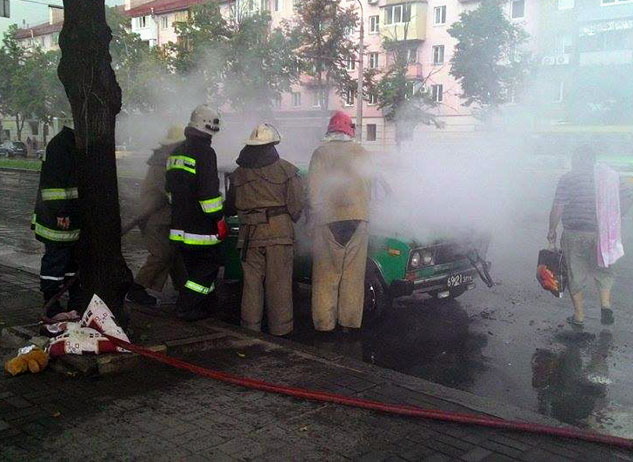 У центрі Запоріжжя загорілася машина, в якій знаходилась дитина (ФОТО) - фото 3