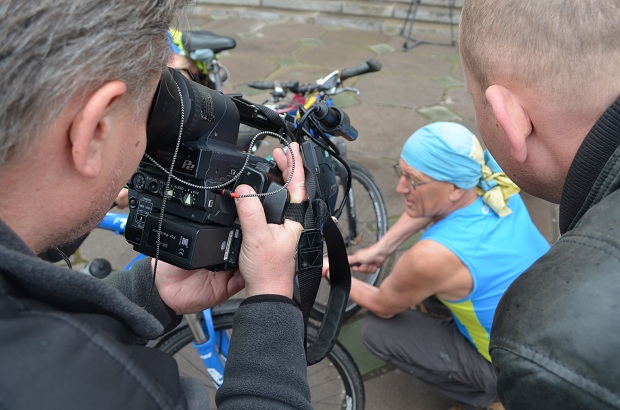 Із собою велосипедист взяв також прапор України - встановлюватиме біля намету під час відпочинку - фото 7