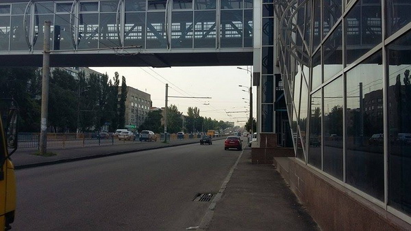 Пішоходи стрибають під колеса через новий паркан на Слобожанському - фото 2