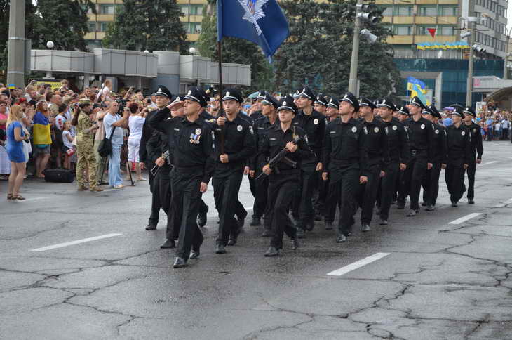 В урочистій військовій ході взяли участь понад 400 військових, нацгвардійців, поліцейських, рятувальників - фото 13