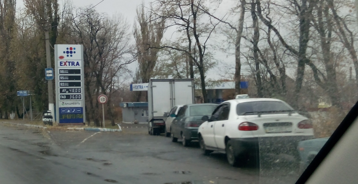 У Донецьку паливо є тільки на заправках Ахметова (ФОТО, ВІДЕО) - фото 4