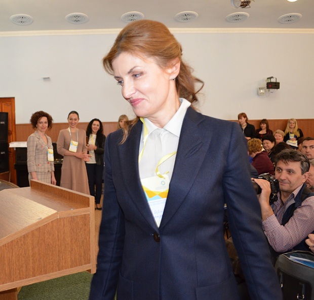 Марина Порошенко вручила відповідні документи губернатору і голові облради  - фото 7