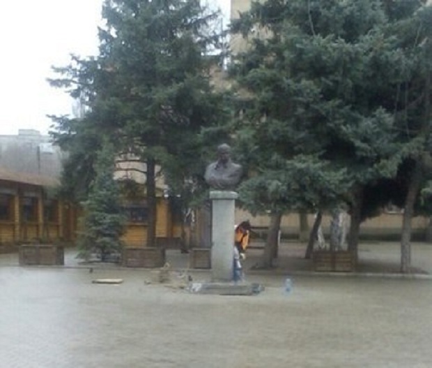 На Запоріжжі прибрали пам’ятник Кобзарю через те, що заважав місцевому генделику - фото 1