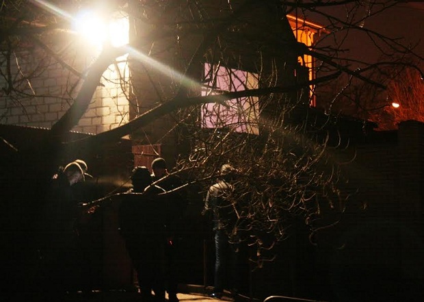 Біля розстріляного будинку в Запоріжжі працюють криміналісти  - фото 2