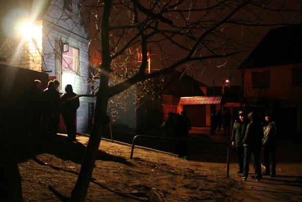 Біля розстріляного будинку в Запоріжжі працюють криміналісти  - фото 5