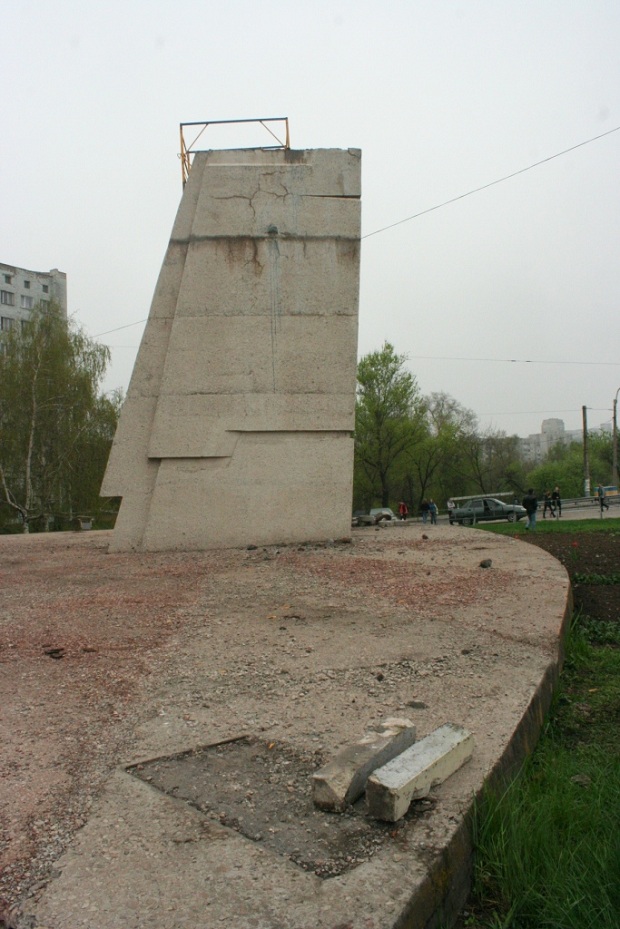 З останнім радянським пам’ятником Запоріжжя впорався дніпропетровський будівельний кран, що переміг Ілліча - фото 12