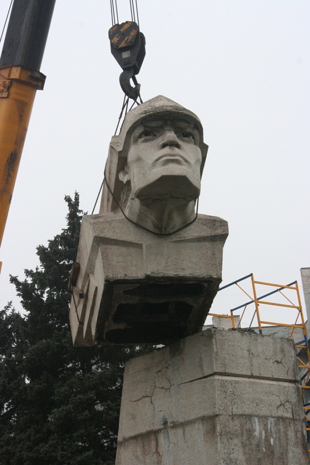 З останнім радянським пам’ятником Запоріжжя впорався дніпропетровський будівельний кран, що переміг Ілліча - фото 4