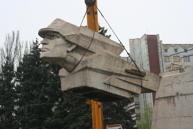 З останнім радянським пам’ятником Запоріжжя впорався дніпропетровський будівельний кран, що переміг Ілліча - фото 5