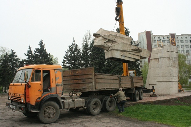З останнім радянським пам’ятником Запоріжжя впорався дніпропетровський будівельний кран, що переміг Ілліча - фото 6