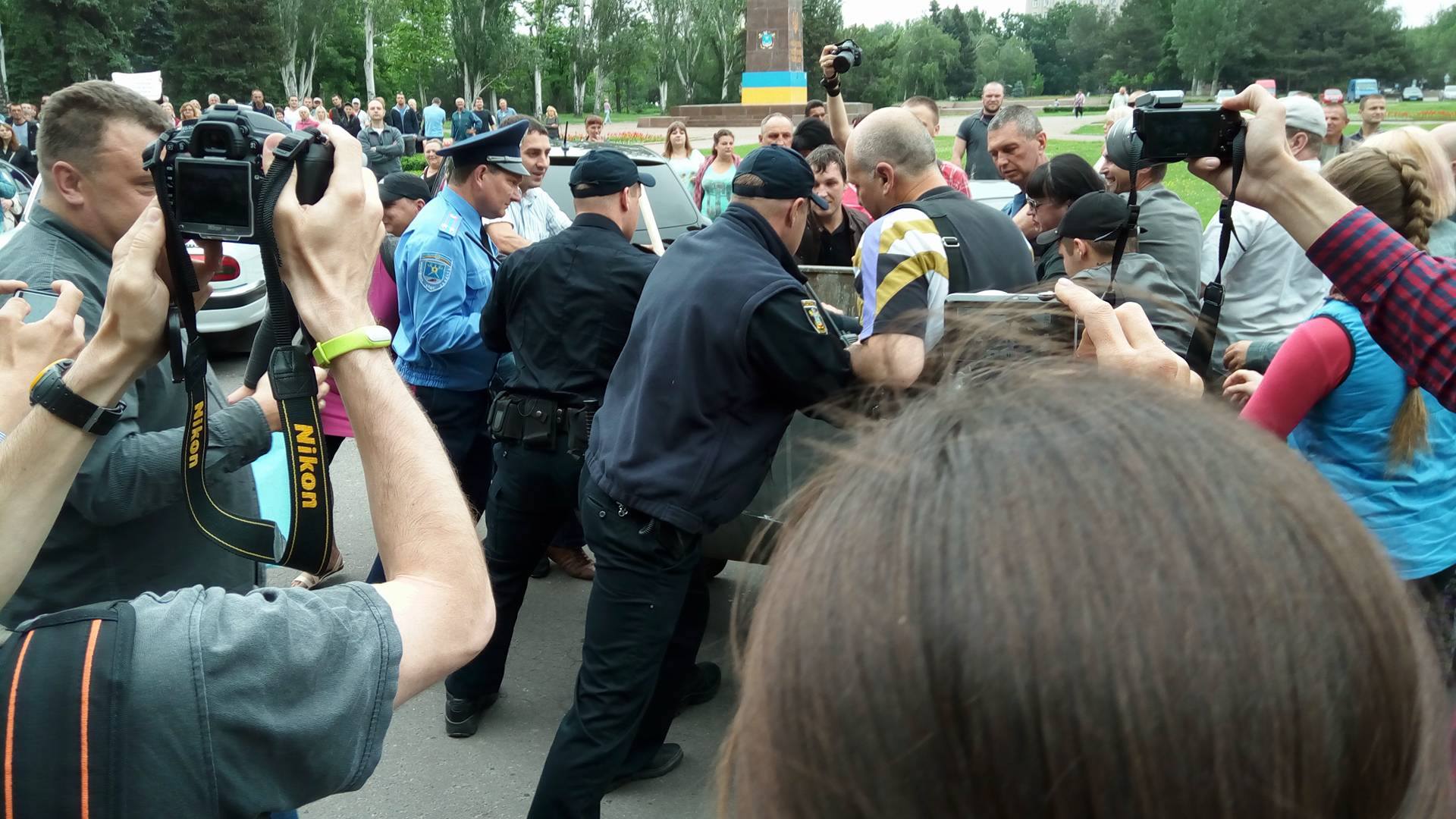 Учасники "бунту бідкарів" під Миколаївською міськрадою поцупили сміттєвий бак