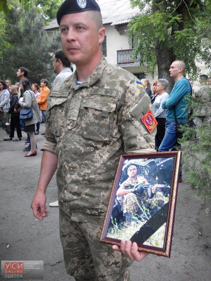 Сьогодні в Чорноморську на Одещині прощаються з загиблим воїном АТО - фото 1