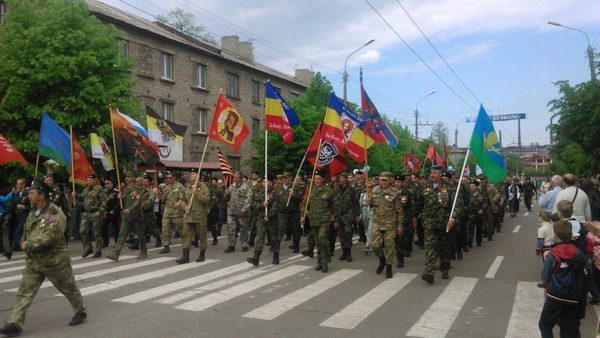 Як пройшов парад фашистів в окупованому Алчевську (ФОТО) - фото 2