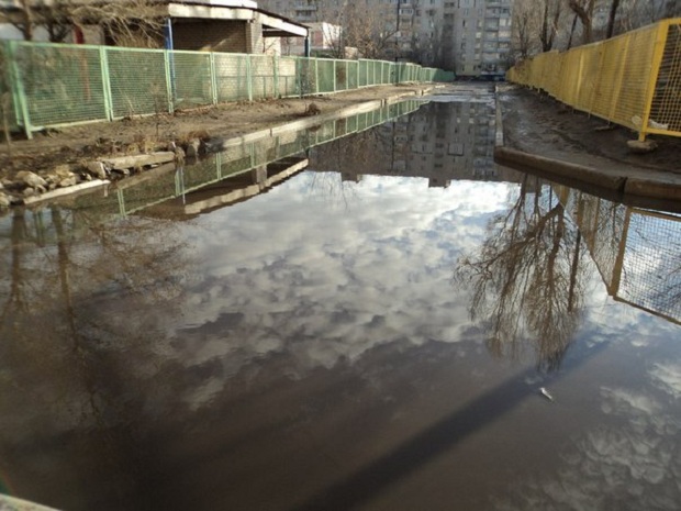 Після дощу внутрішньоквартальні дороги в Комунарському районі Запоріжжя вчергове перетворилися на річки - фото 2