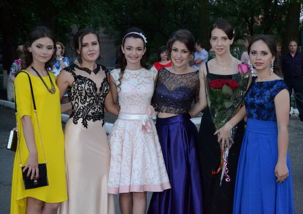 Дніпрянські випускниці "помірялися" у соцмережах сукнями - фото 19