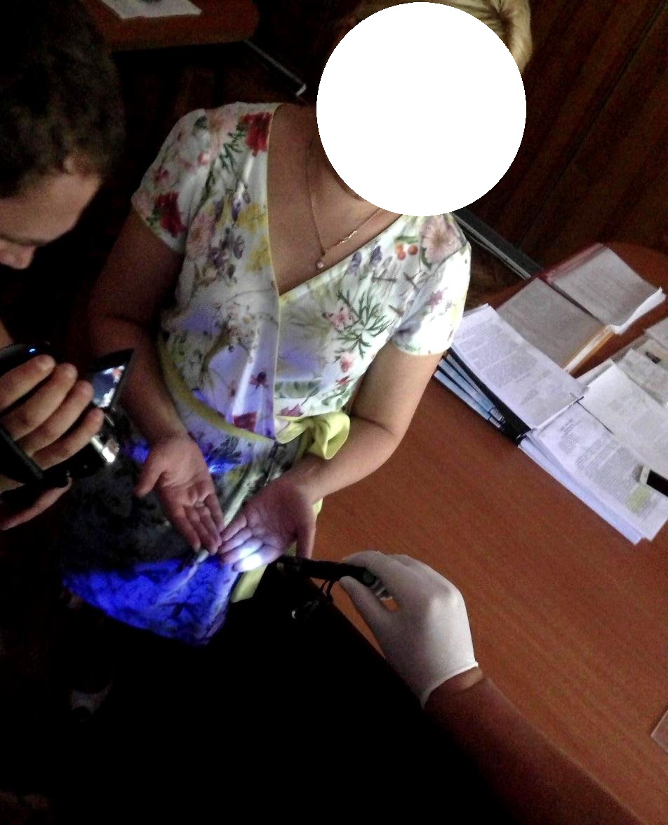У Києві чиновниця "погоріла" на хабарі у 4 тис. доларів - фото 2