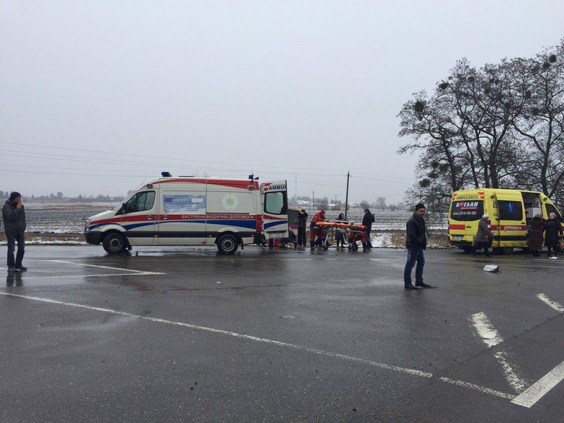 На трасі Київ-Чоп автомобіль врізався в автобус: є загиблі і постраждалі - фото 2