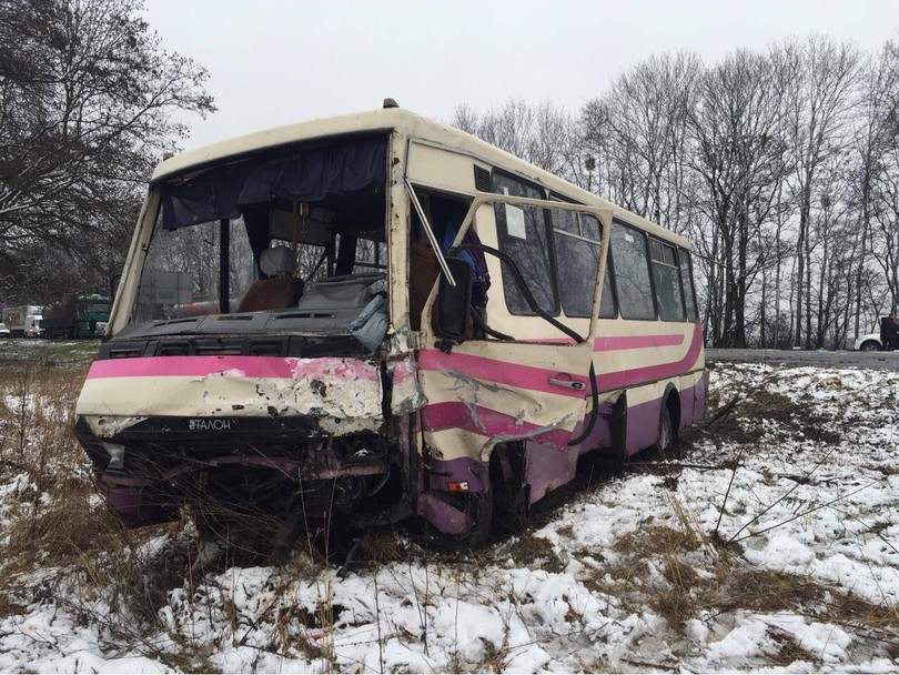 На трасі Київ-Чоп автомобіль врізався в автобус: є загиблі і постраждалі - фото 3