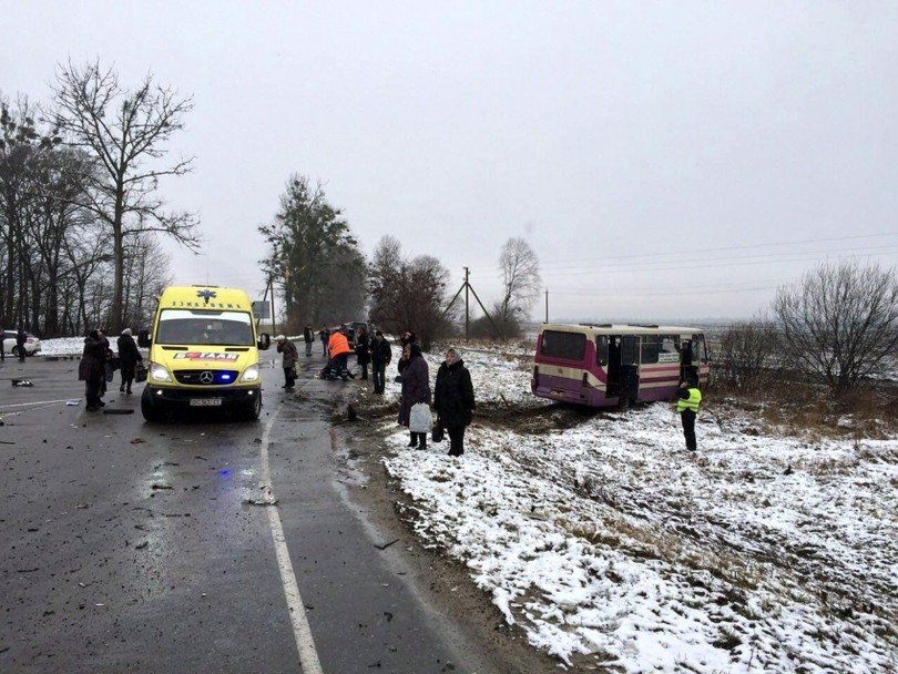 На трасі Київ-Чоп автомобіль врізався в автобус: є загиблі і постраждалі - фото 4