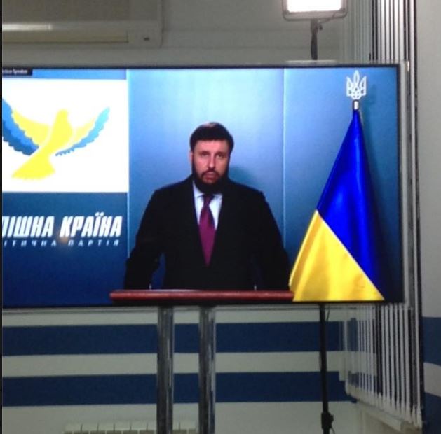 Під вікнами дніпропетровського губернатора майданівці ганяли адептів "гаманця Януковича" - фото 2