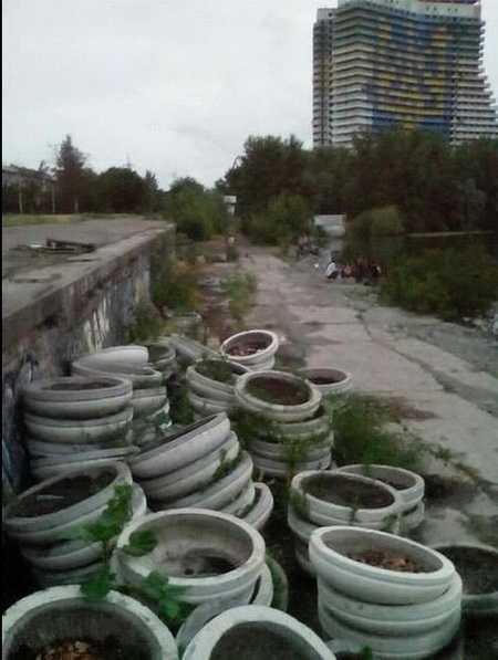 Дніпропетровські комунальники створили "інсталяцію" з утилізованих клумб (ФОТО) - фото 1